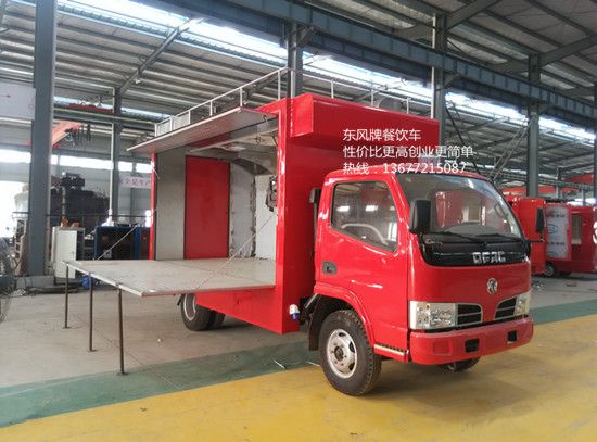 甘肅張總來(lái)我廠提車中-東風(fēng)多利卡餐飲車